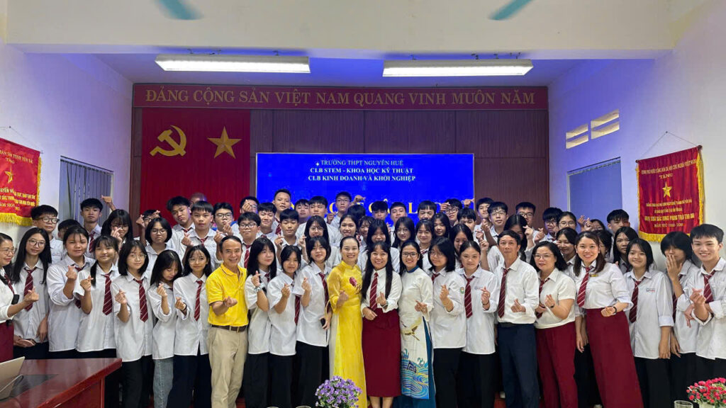 Giám đốc Thùy Dung và đội ngũ giảng viên An Việt tại Trường THPT Nguyễn Huệ, Yên Bái