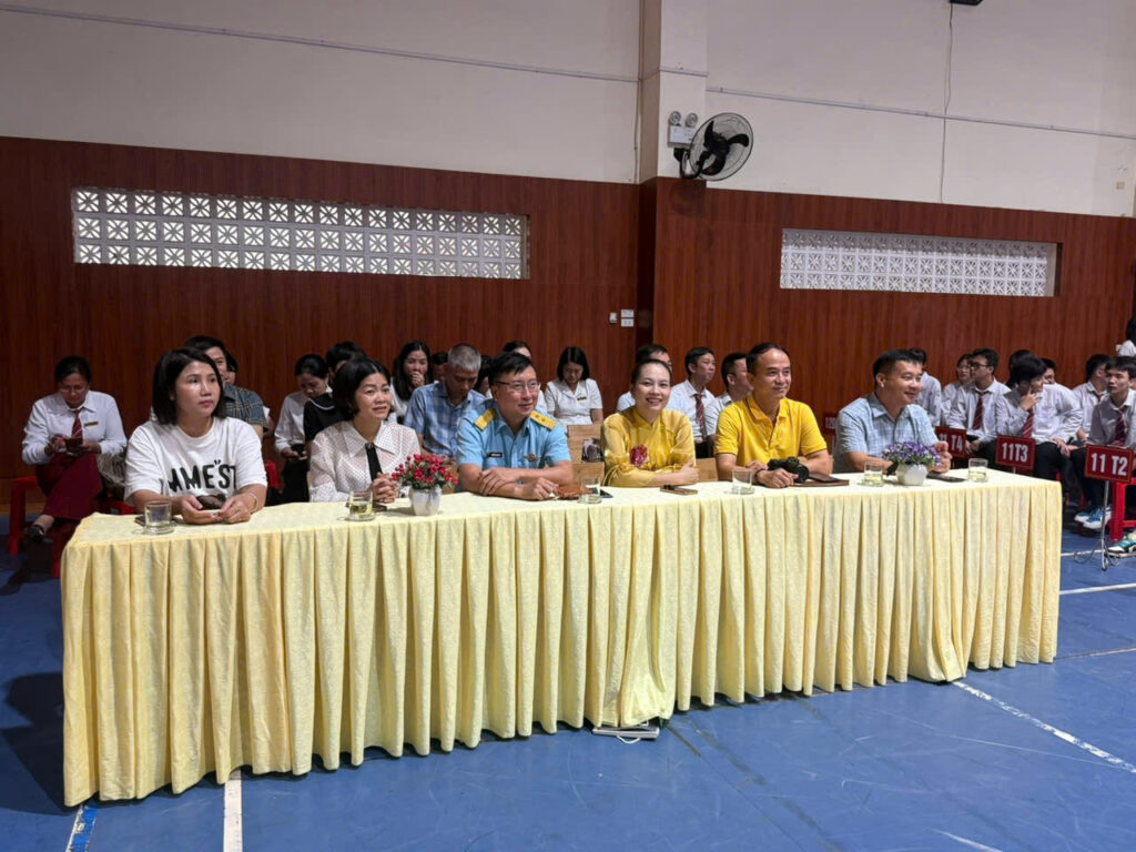 Giám đốc Thùy Dung và đội ngũ giảng viên An Việt tại Trường THPT Nguyễn Huệ, Yên Bái