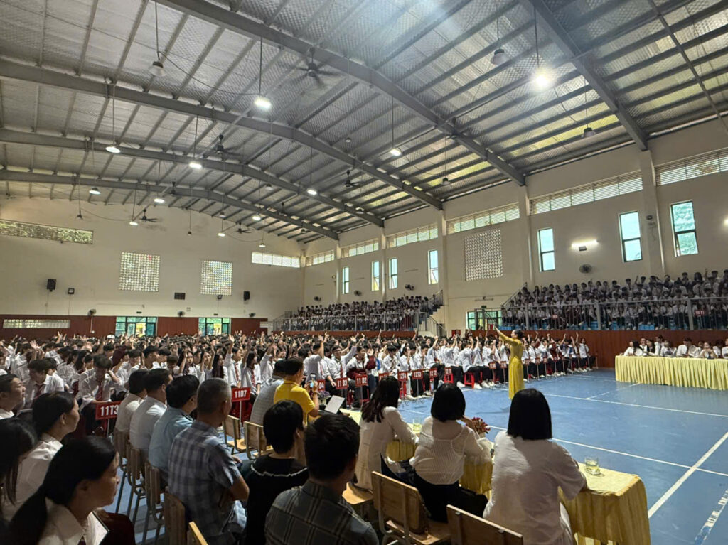 Giám đốc Thùy Dung và đội ngũ giảng viên An Việt tại Trường THPT Nguyễn Huệ, Yên Bái